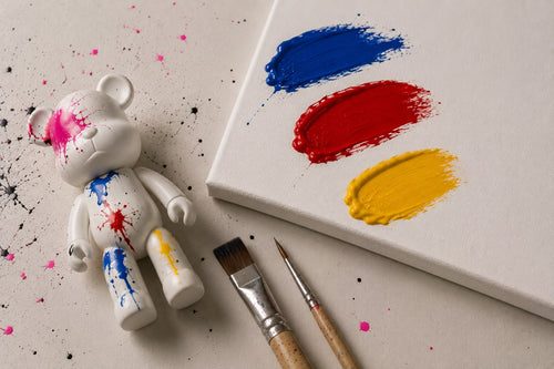 DRIPLAB DIY kit met wit beertje vol verfspetters, canvas met verf en twee penselen